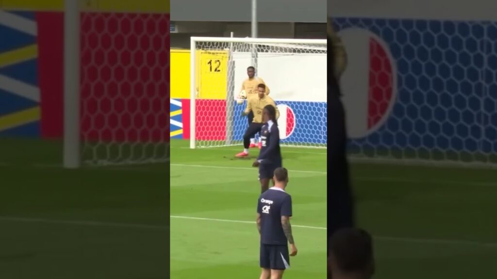 😍 Pavard marque un CISEAU ACROBATIQUE à l'entraînement ! #shorts