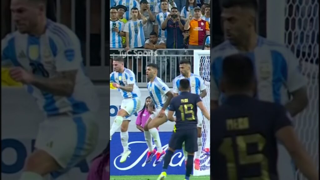 POBRE LA PELOTA, QUE SE CHOCÓ CON LOS TESTÍCULOS DE CUTI ROMERO 🫣