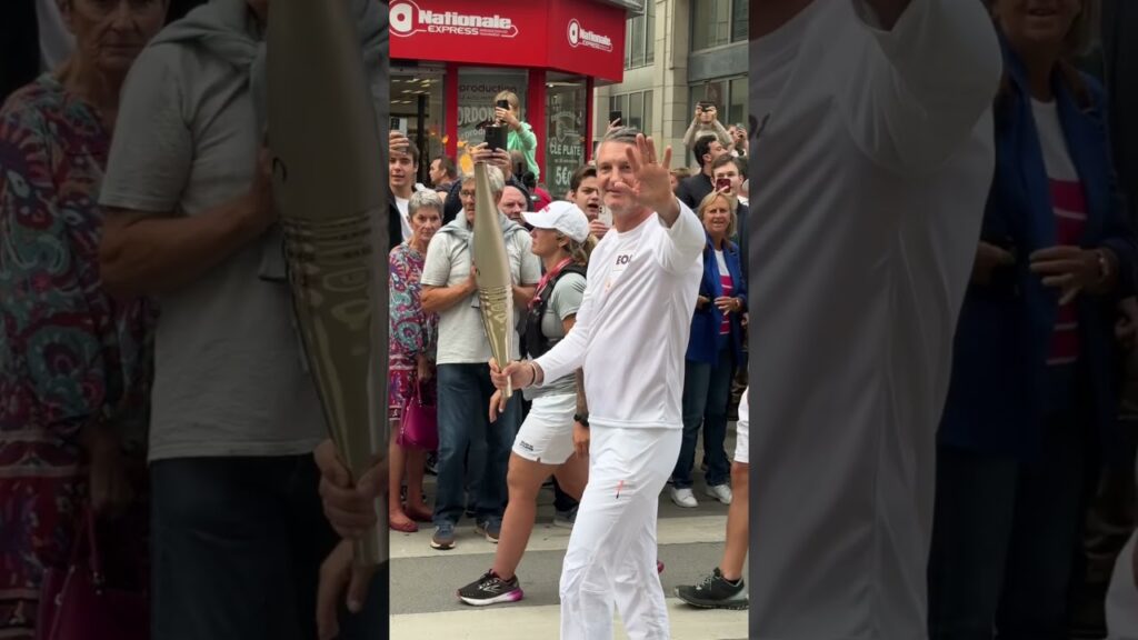 La Flamme Olympique à Lille, portée par Raphaël Varane - #sports #paris2024 #lille #olympics
