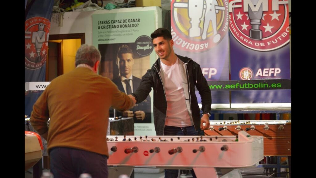 Marco Asensio jugando en Futbolín Madrid