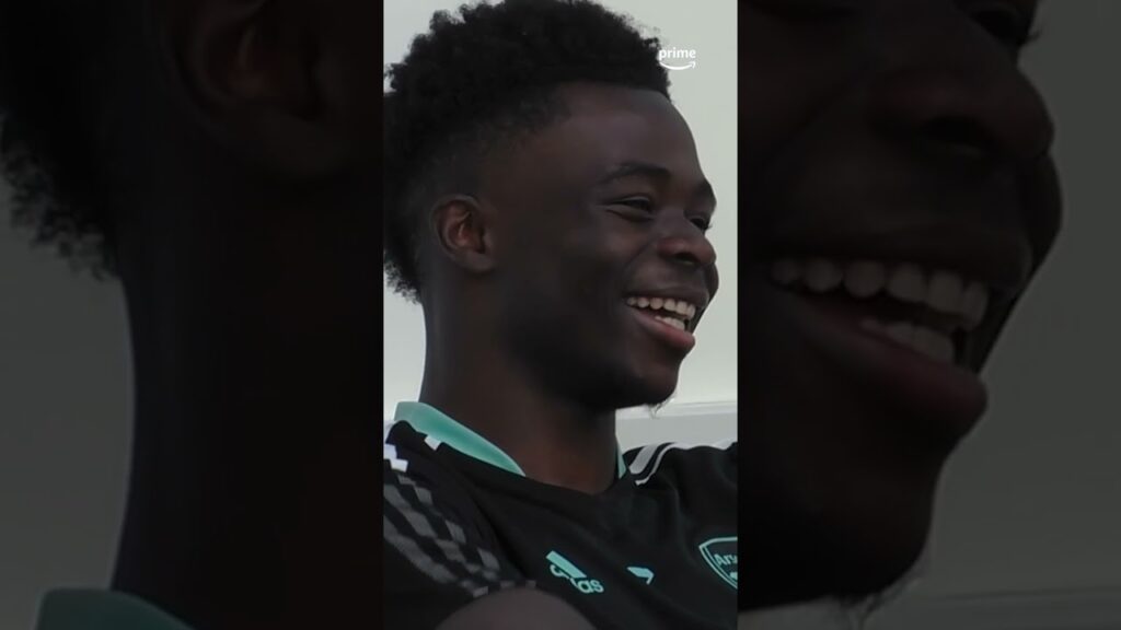 Aaron Ramsdale got a signed CR7 shirt... Bukayo Saka couldn't believe it! 🐐😂