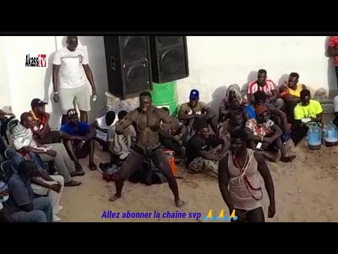 Mamady Ndiaye inconsolable devant Mbayang Loum et Ndeye fatou adama dialy, arene Adrien senghor