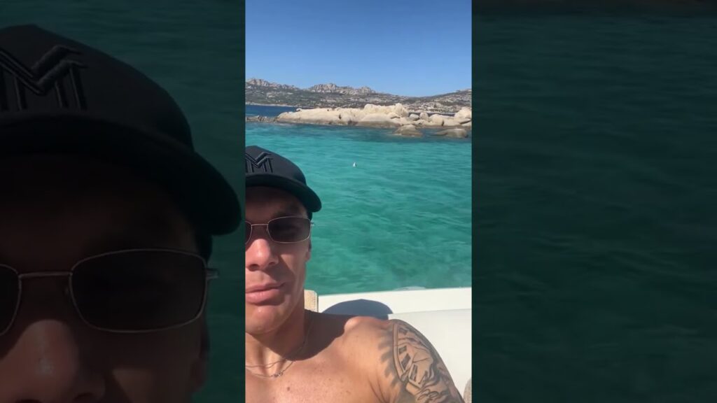 SKORUPSKI come tutti noi 🤣 | Sentite cosa CANTA al mare 🎶