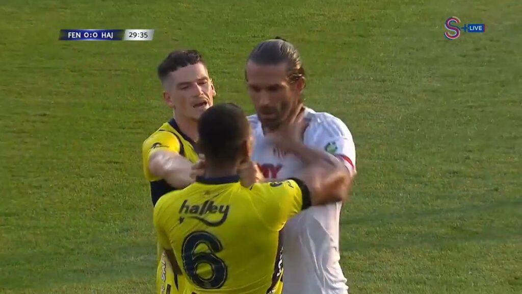 Fenerbahçe - Hajduk Split maçında saha bir anda karıştı