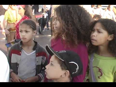 prodige ILIMAN NDIAYE à 8ans avec ses grandes soeurs à l'armada en 2008 à Rouen