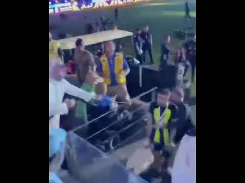 Follia in #arabiasaudita, l'attaccante dell'#alittihad Abderrazak #hamdallah prende una frustata