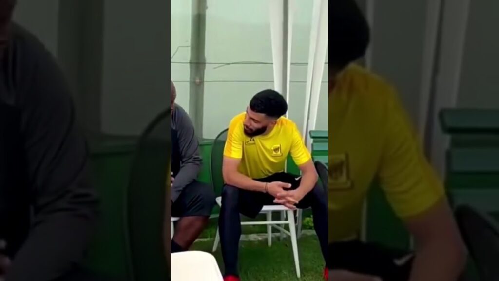 حمزة ادريس يقدم بعض التوجيهات للاعب عبدالرحمن العبود