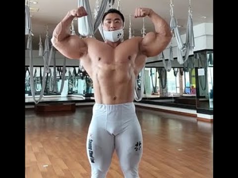 Lee Seung Chul  massive ifbb pro bodybuilder posing practice in the gym