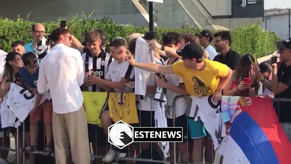 Juventus, primo bagno di folla stagionale per Vlahovic: quanto affetto dal popolo bianconero