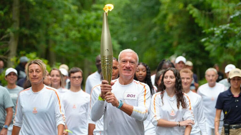 JO PARIS 2024 - Didier Deschamps, Caroline Garcia .... porteurs de la Flamme dans les Yvelines