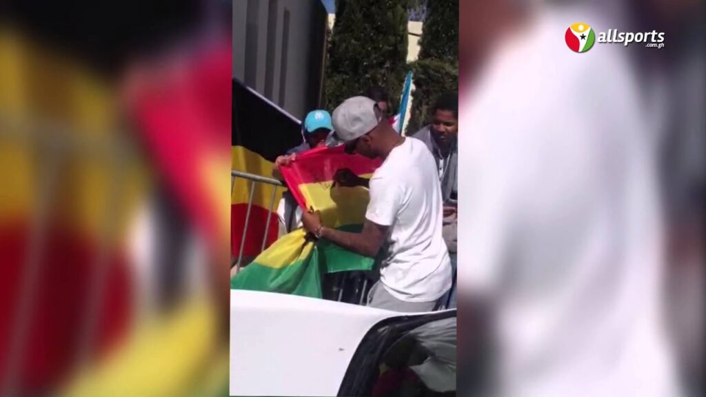 Andre Ayew shows off monster Bentley at autograph session