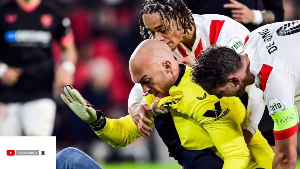 Marko Dmitrovic was attacked & Punched in face by a PSV fan during Sevilla vs PSV in Europa League