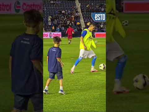 Uriel Antuna convivió con un niño durante el calentamiento