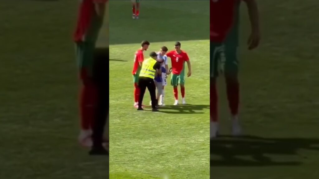 لقطة جميلة لبلال الخنوس و الأرجنتيني ألفاريز مع مشجع 🇲🇦🤩