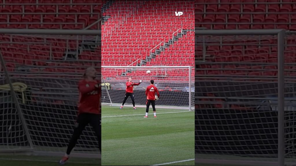 OEPS! Pasveer geeft hier niet bepaald z’n visitekaartje af als eerste keeper van Ajax!😜😉 #Ajax