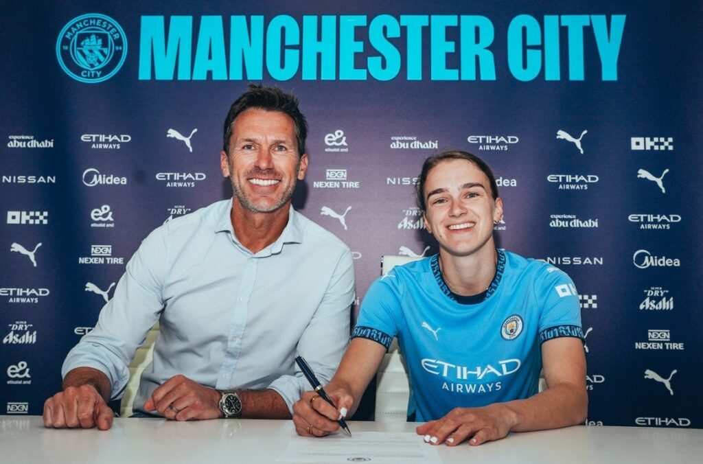 [Emma Sanders] 🚨✍️ Manchester City confirm the signing of Netherlands international Vivianne Miedema on a three-year contract. Joins in a free transfer after leaving rivals Arsenal. #mcfc