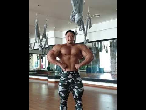 Lee Seung Chul posing