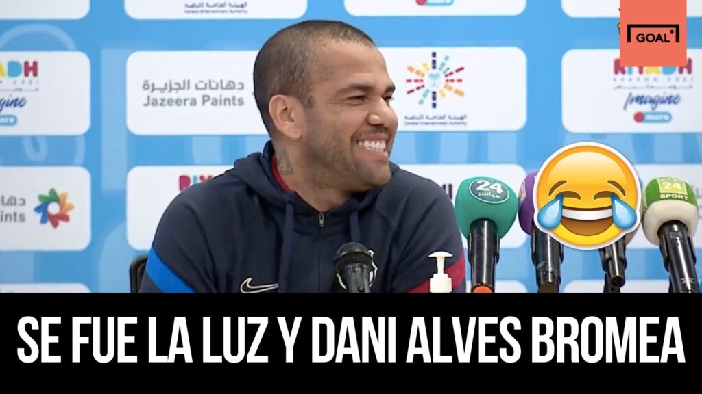 Divertida broma de Dani Alves en plena rueda de prensa - "Cumpleaños feliz"