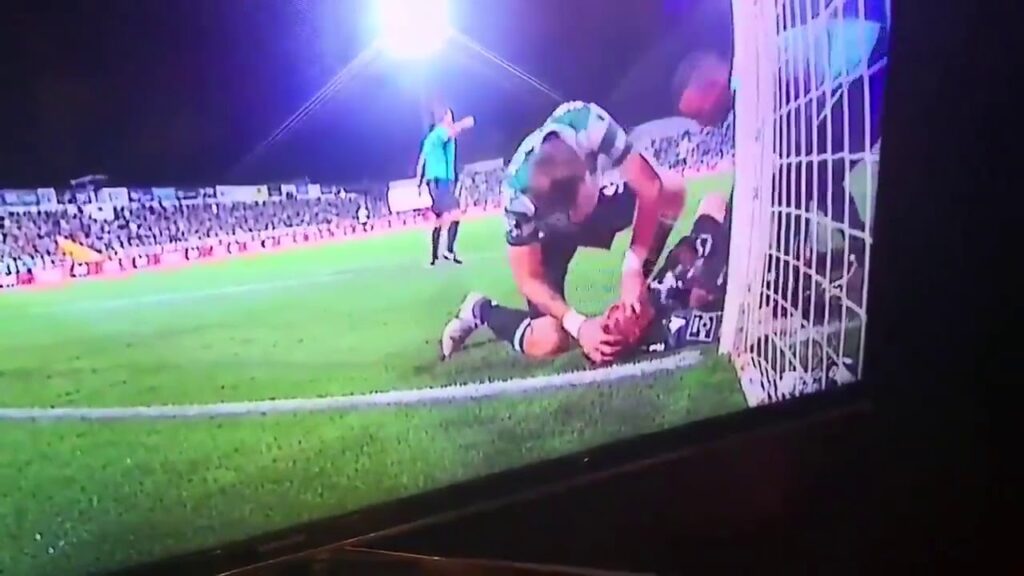 Uruguaio Sebastian Coates salva goleiro após choque da cabeça na trave