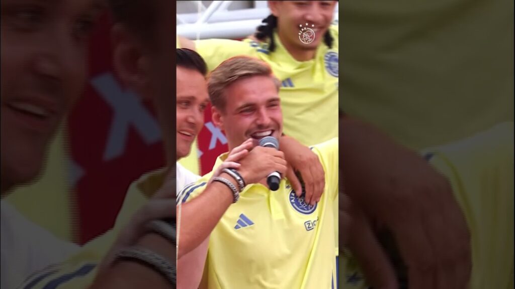 Kenneth Taylor singing 'Dit Is Mijn Club' in front of a full crowd is all you need to see today! 😍