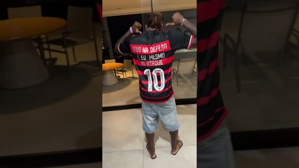 NAQUELE PIQUE! 😂🔴⚫ Rafael Leão gostou mesmo de usar o manto do Flamengo, hein! #shorts