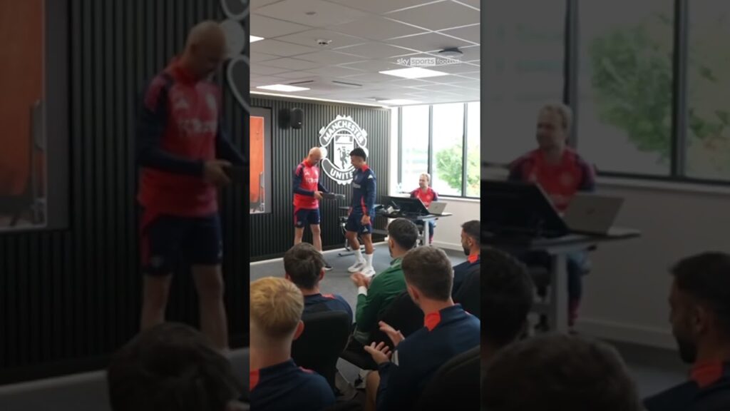 Erik ten Hag presents Lisandro Martinez and Garnacho with special trophies 🏆