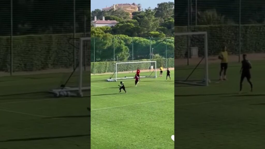 تمريرة خاطئة من بنزيما و مرتدة لصالح العبود