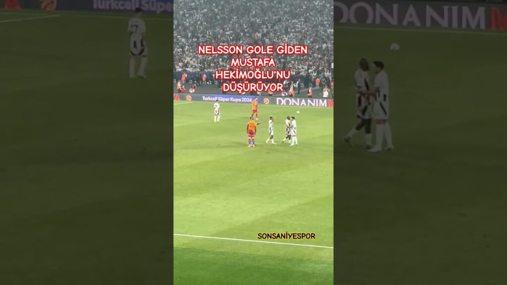 Victor Nelsson, Süper Kupa finalinde, Mustafa Erhan Hekimoğlu'nu düşürüp kırmızı kart görüyor.