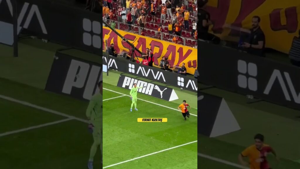 🔥 Galatasaray - Hatayspor maçında ilginç anlar! Sahaya giren taraftar Muslera’ya sarıldı #futbol