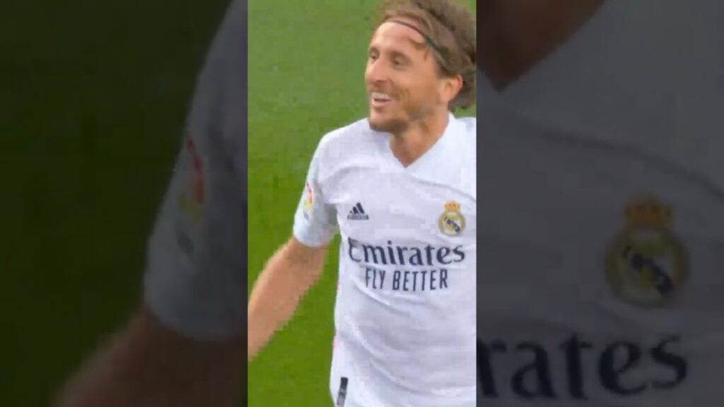 Dizzying moves by LUKA MODRIC 😳