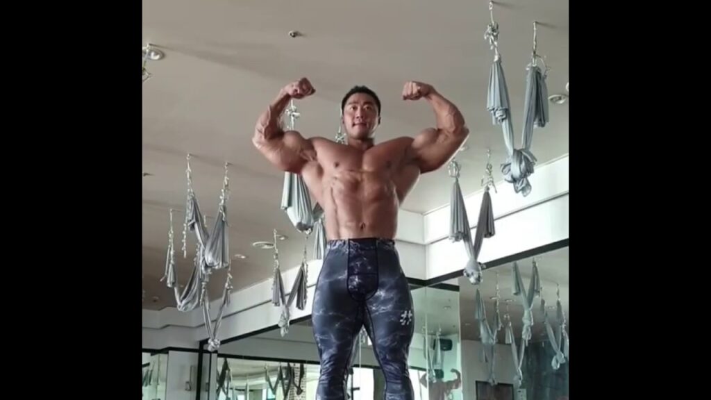 Lee Seung Chul posing