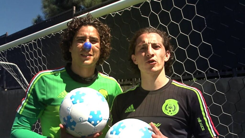 Iluminemos de Azul con Memo Ochoa y Andrés Guardado