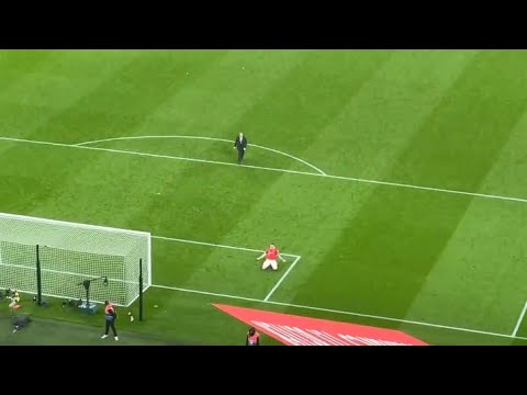 Stunning angle of Wout Weghorst slide in front of United fans