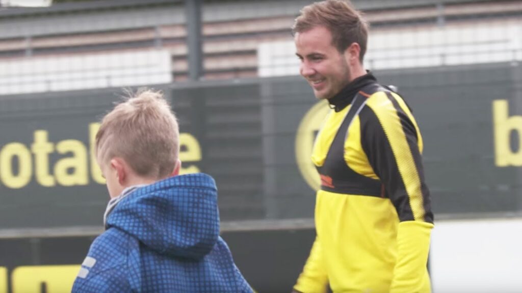 Amazing surprise! Mario Götze invites young BVB fans for a kick-about! ⚽💛