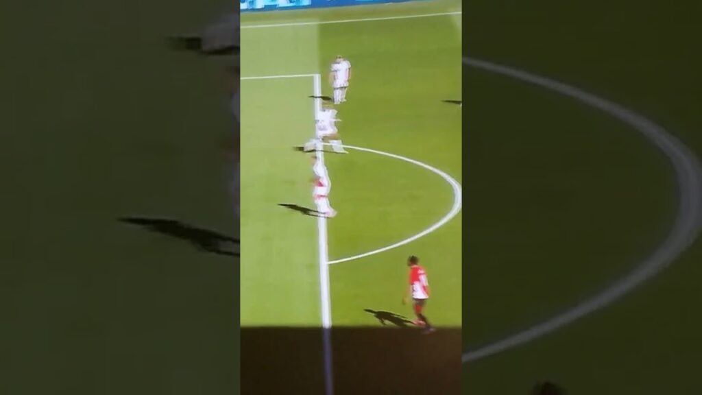 يا له من تصدي رائع من#منير محمدي#حارس مرمى#منتخب #المغرب يا له من لاعب استثنائي 👌شنو وينك #حمزة علاء