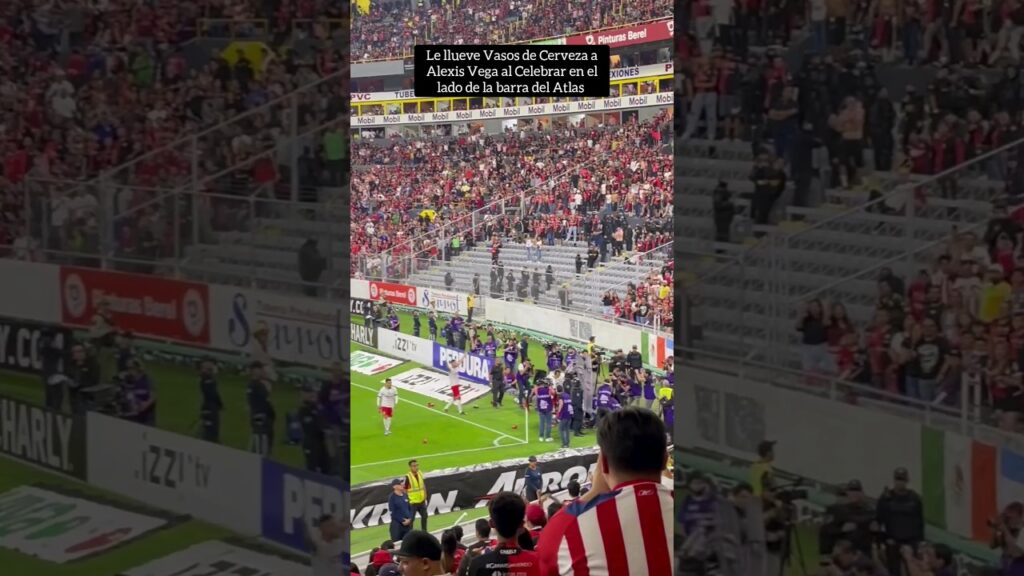 Les llueve vasos de Cerveza a Alexis Vega al Celebrar en la barra de Atlas #mexico #chivas #ligamx