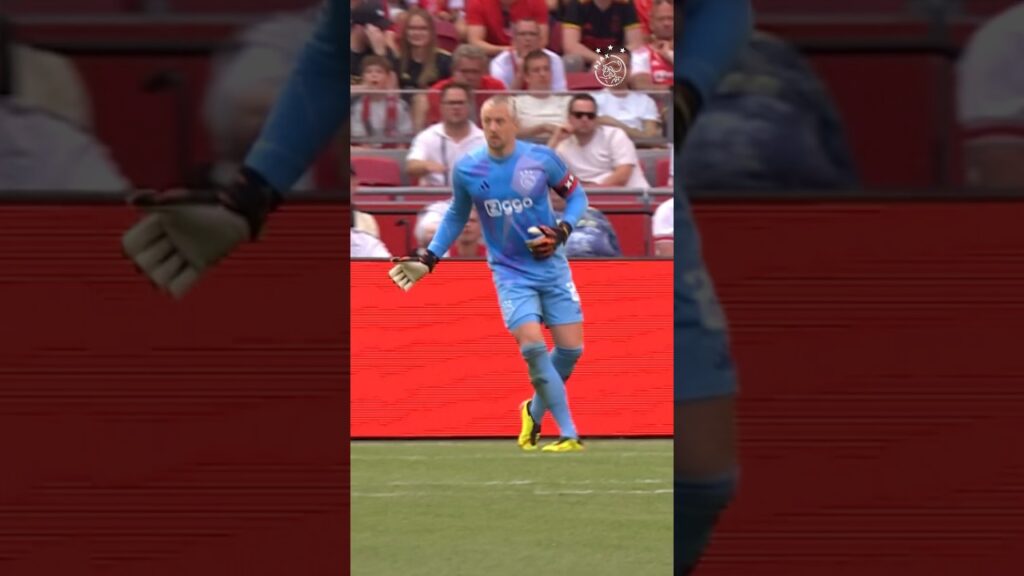 No-look pass from Ajax goalkeeper Remko Pasveer! 👀