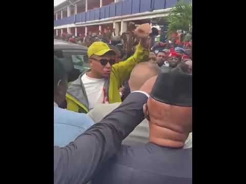 Kylian Mbappé célébré à Douala par la population 😊📍🇨🇲