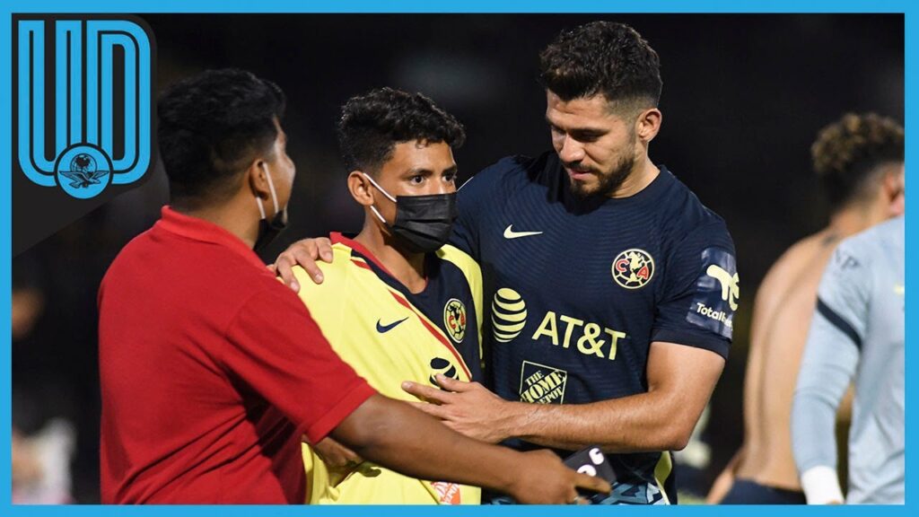 Henry Martín defiende a un aficionado del América