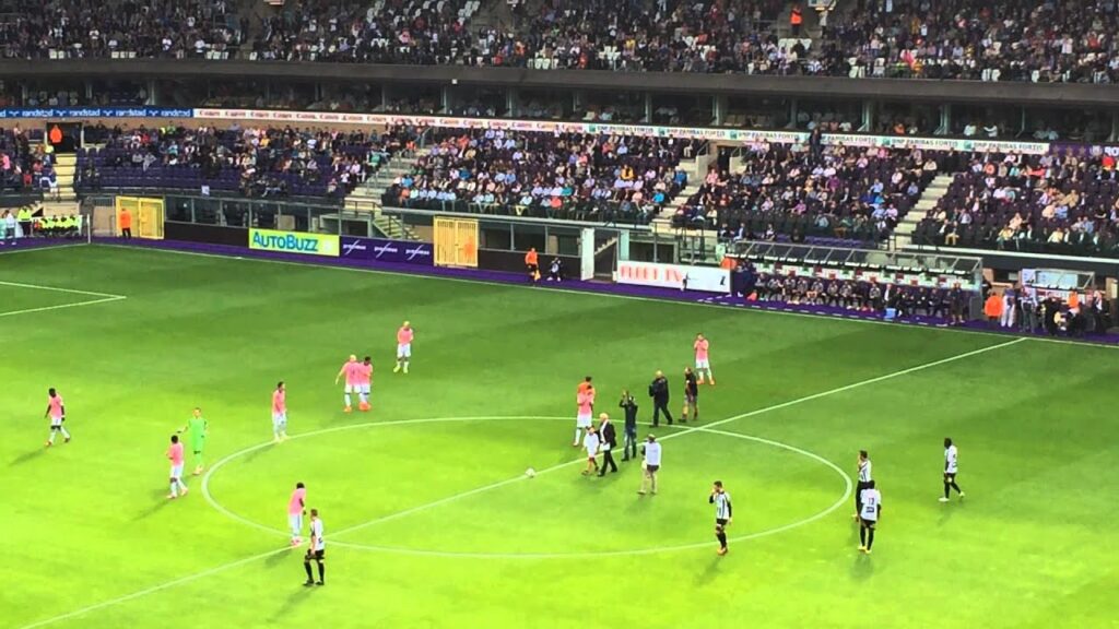 Cheikhou Kouyate kicks off RSC Anderlecht vs. Charleroi