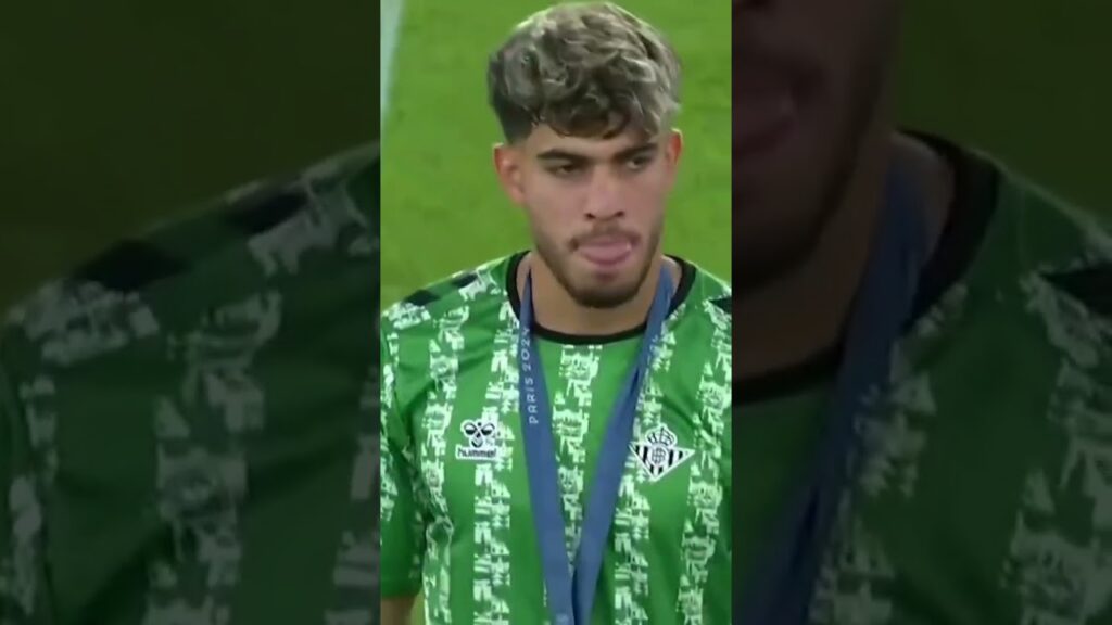 الزلزولي يكرمً منً طرف ريال بيتيس بعد حصوله على الميدالية البرونزية بأولمبياد باريس #ابطال_أوروبا