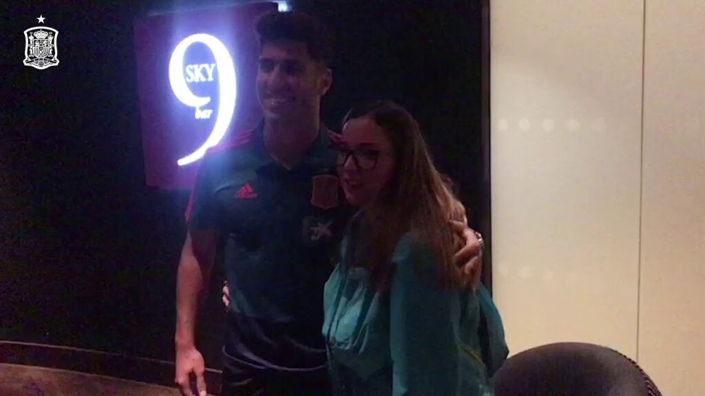 Marco Asensio y la alegría incontenible de una aficionada de España