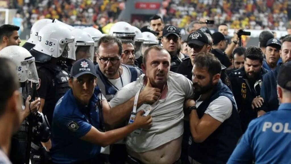 Ne yaptın Mourinho? Ali başkan nerede transferler? İlkay Gündoğan ile temas! Olaylar ve Fenerbahçe.. Ne yaptın Mourinho? Ali başkan nerede transferler? İlkay Gündoğan ile temas! Olaylar ve Fenerbahçe..