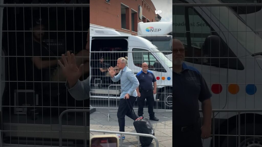 Vrolijk zwaaiende Remko Pasveer populair in Breda! #ajax