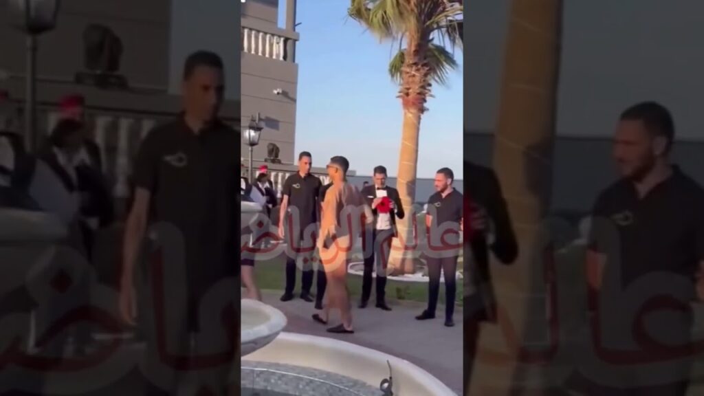 أشرف حكيمي يفاجئ نجم المنتخب المغربي منير المحمدي في عرس أسطوري بمدينة الناظور المغربية #أشرف_حكيمي