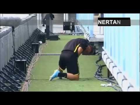 Mario Götze pinkelt in Malaga hinter der Bande (Malaga vs. Borussia Dortmund)