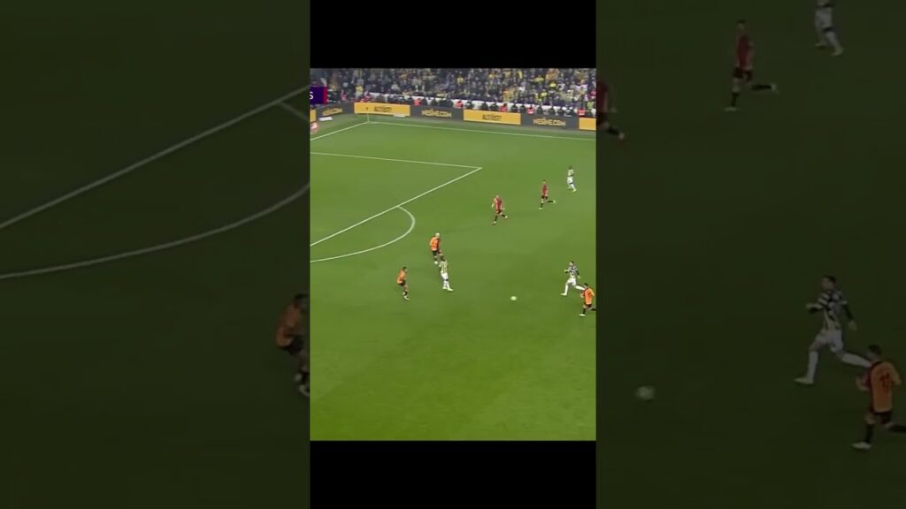 King, ceza sahası dışından şutunu çekiyor top az farkla auta çıkıyor #fenerbahçe #galatasaray #derbi