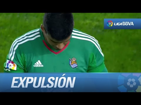 Expulsión de Rulli por cometer penalti sobre Asensio