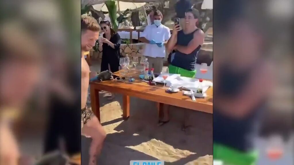 Papu Gómez la rompe bailando en las vacaciones