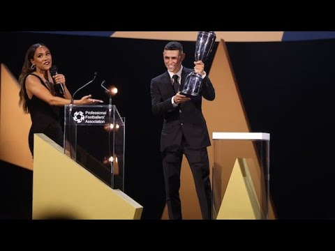 Phil Foden Wins PFA Men’s Player Of The Year Award! Must-See On-Stage Interview (Live 2024) Phil Foden Wins PFA Men's Player Of The Year Award! Must-See On-Stage Interview (Live 2024)